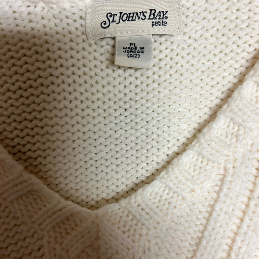 Saint johns bay petite white sweater 100% acrylic made in Jordan